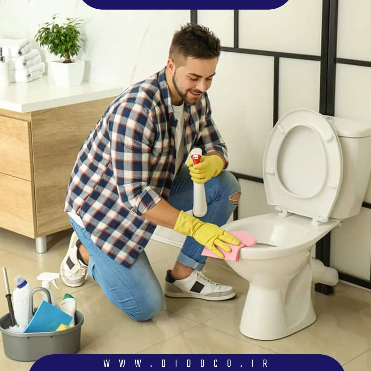 فردی که در حال تمیز کردن و خشک کردن توالت است تا از بازگشت پشه های ریز توالت جلوگیری کند